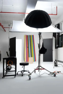 Brooklyn photo studio rental with large overhead softbox, black umbrella light, white seamless background and professional lighting setup